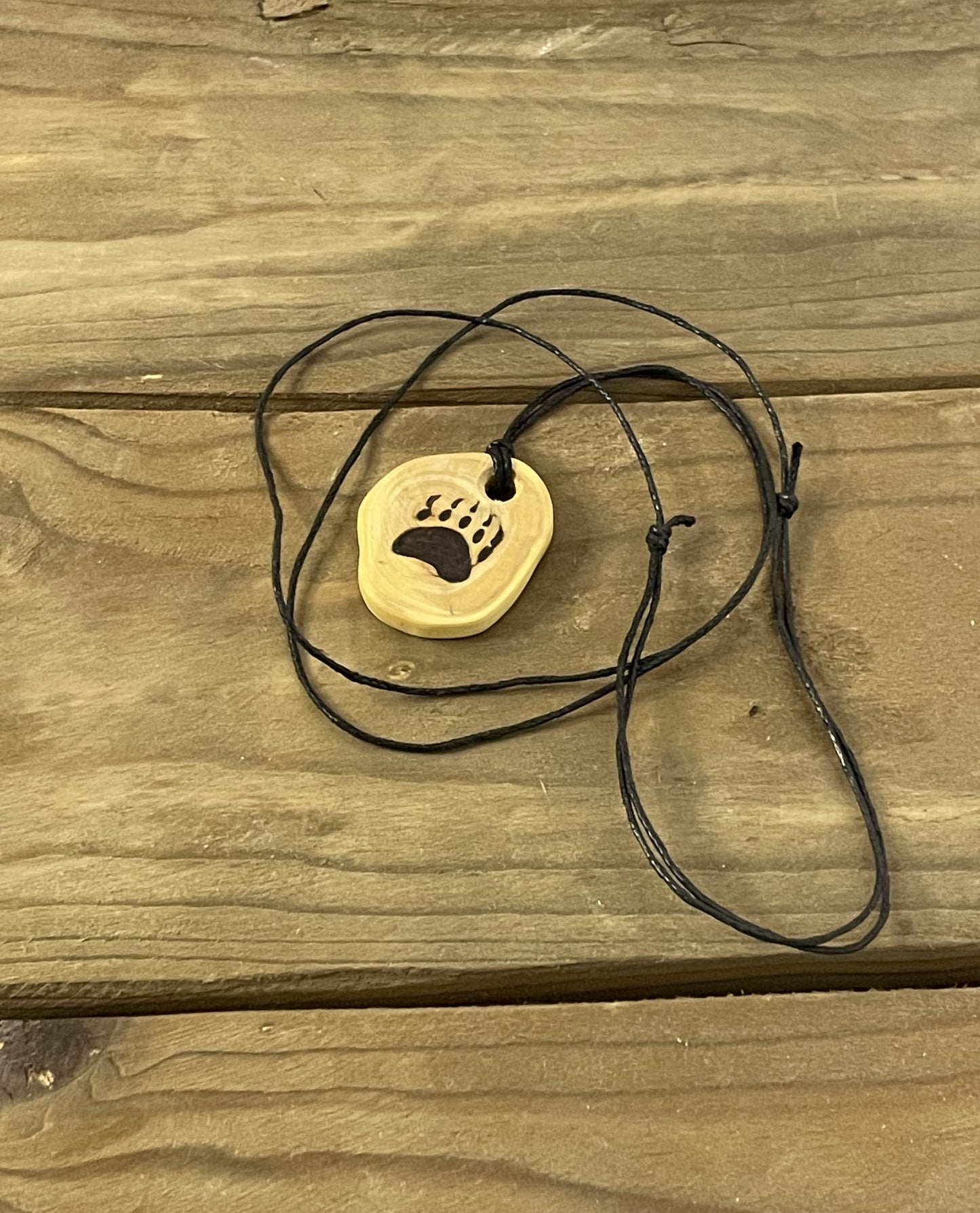 Karhunkämmen kaulakoru, Katajasta