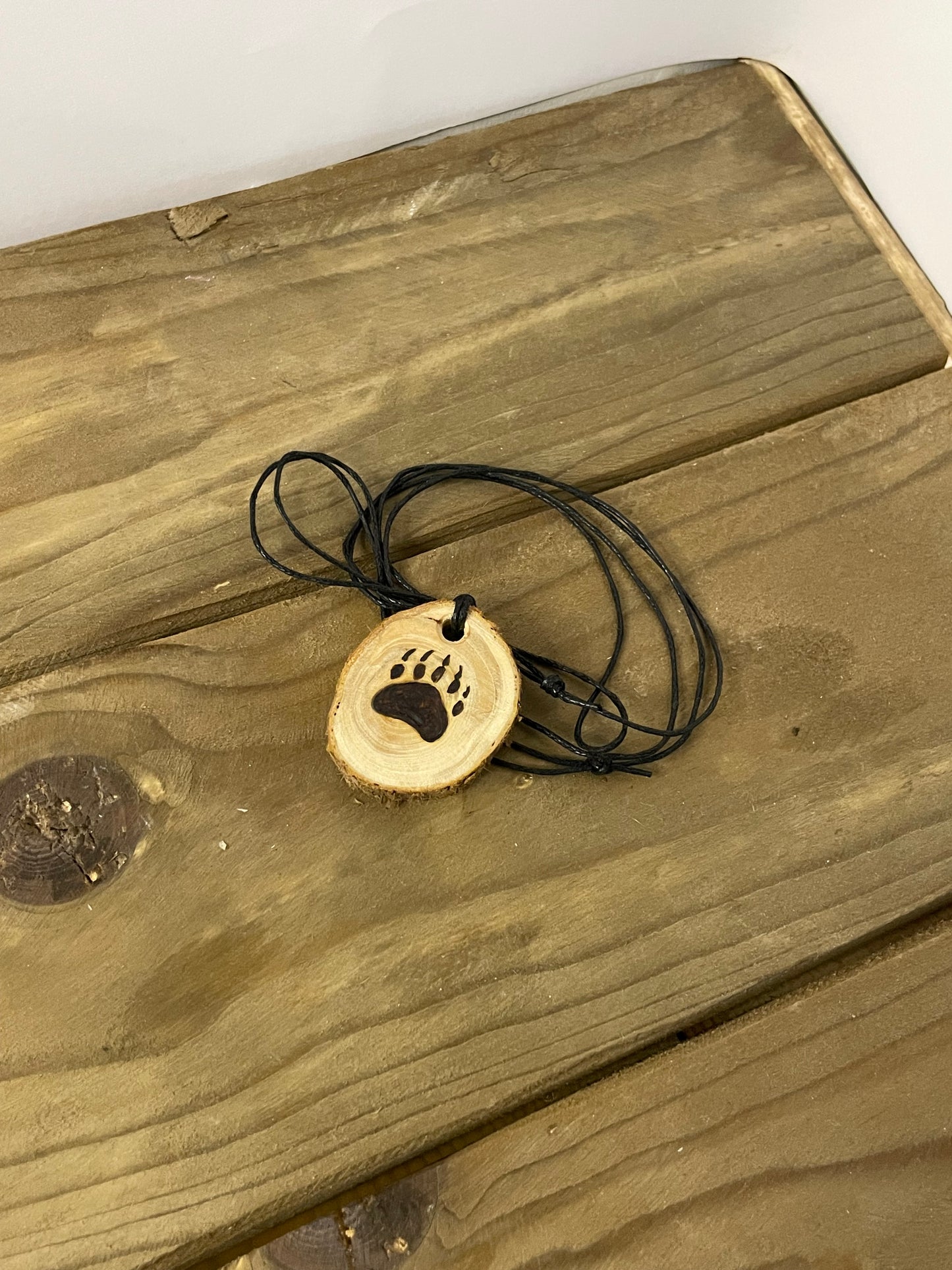 Karhunkämmen kaulakoru, Katajasta