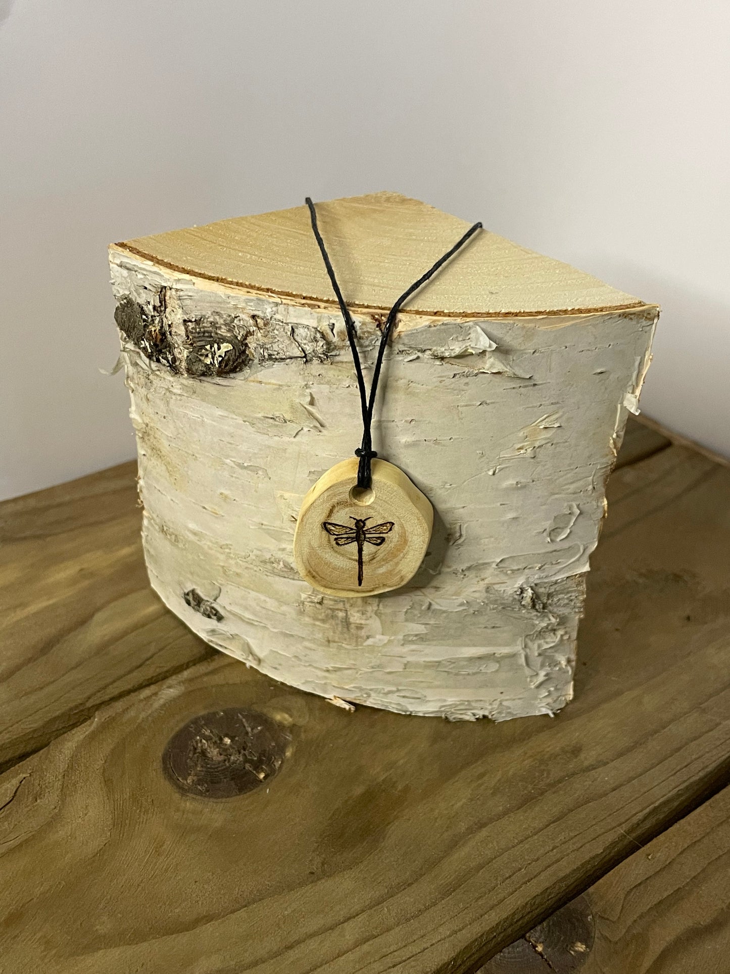 Sudenkorento kaulakoru katajasta