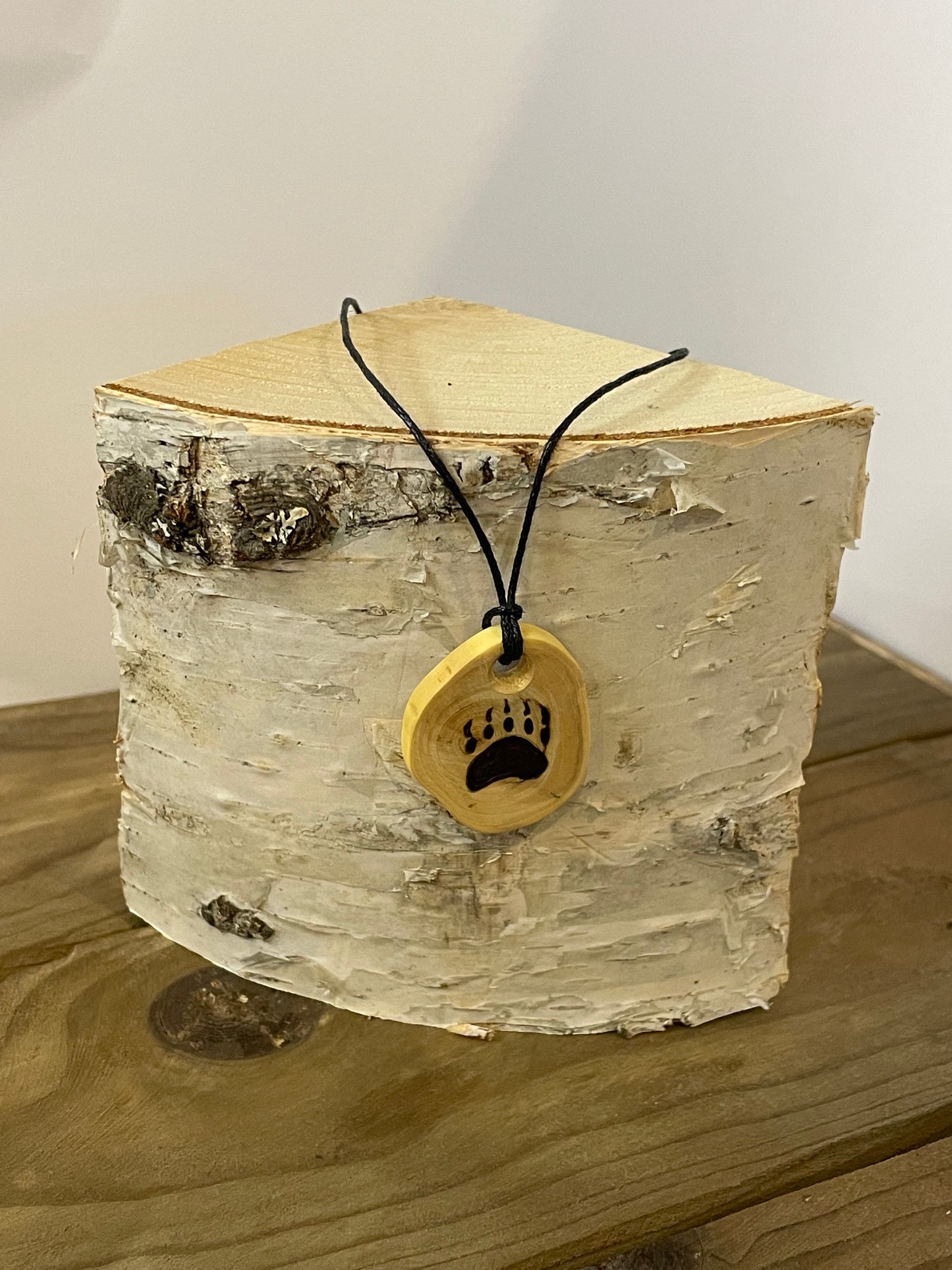 Karhunkämmen kaulakoru, Katajasta