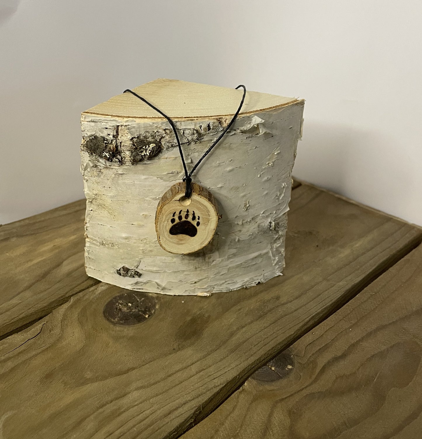 Karhunkämmen kaulakoru, Katajasta