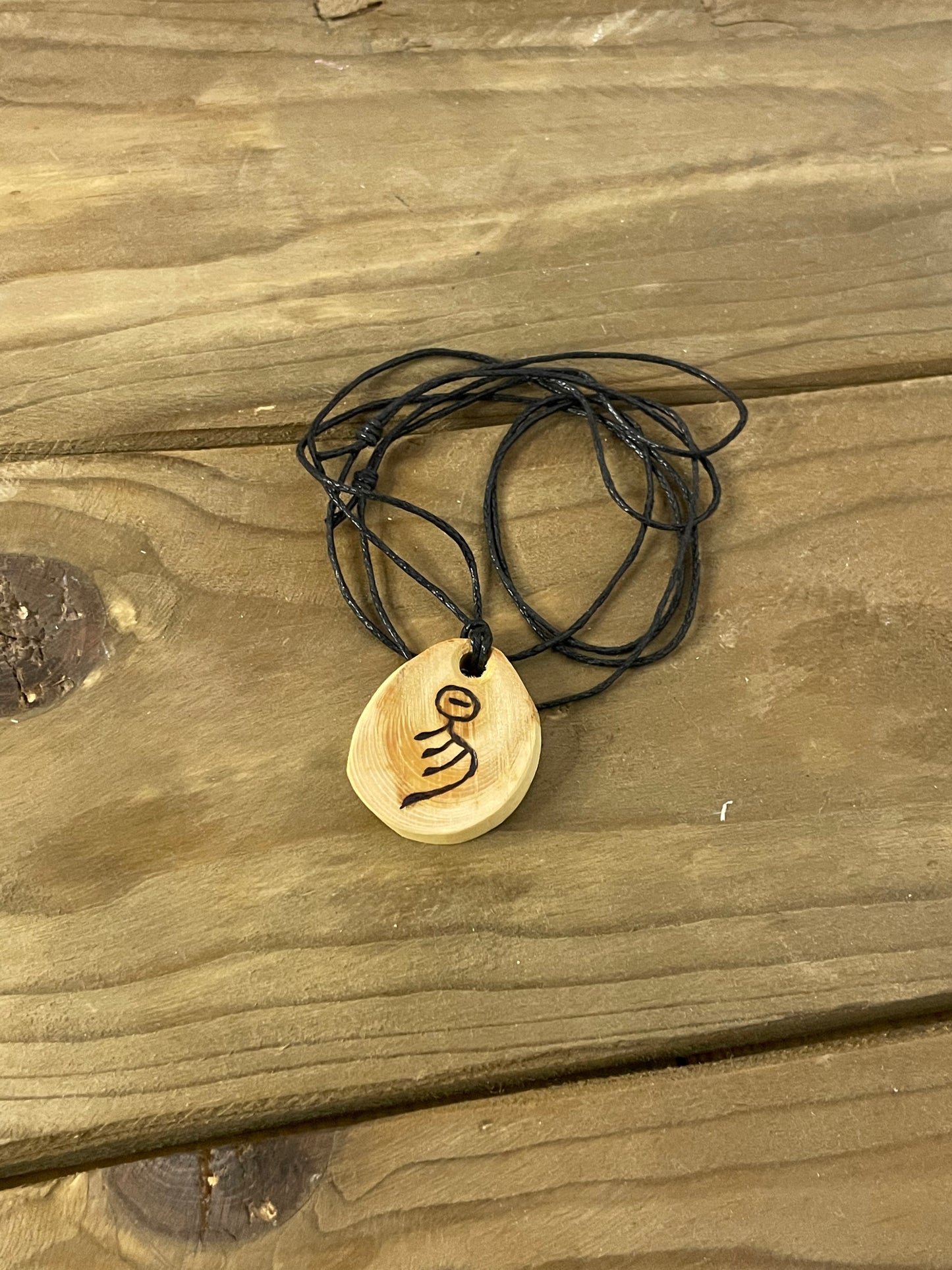 Muutos kaulakoru katajasta