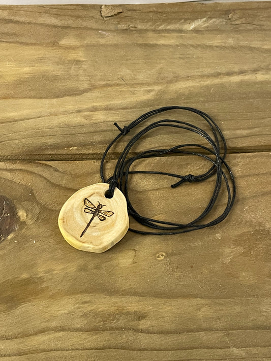 Sudenkorento kaulakoru katajasta