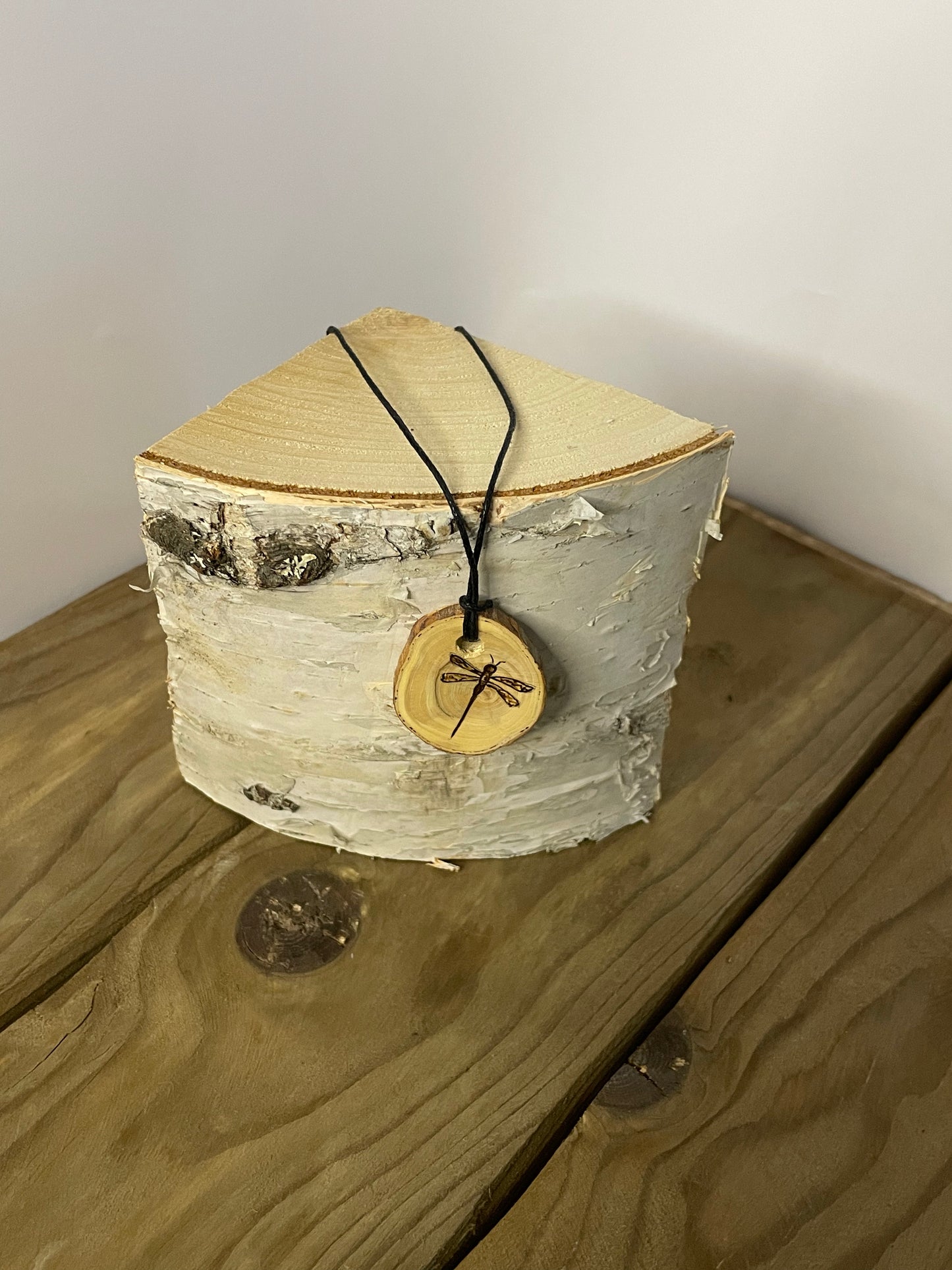 Sudenkorento kaulakoru katajasta