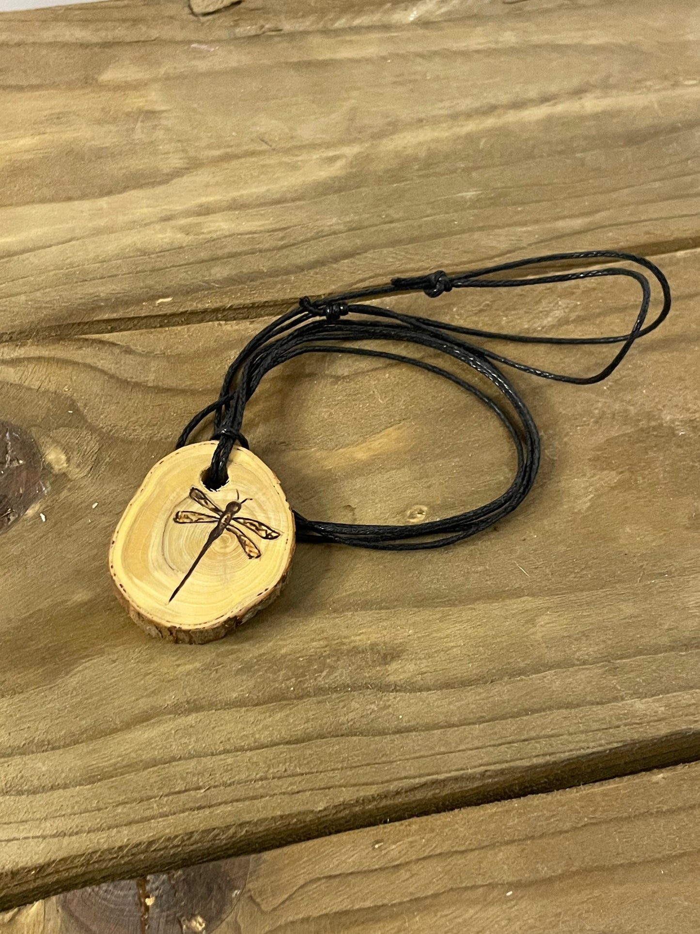 Sudenkorento kaulakoru katajasta